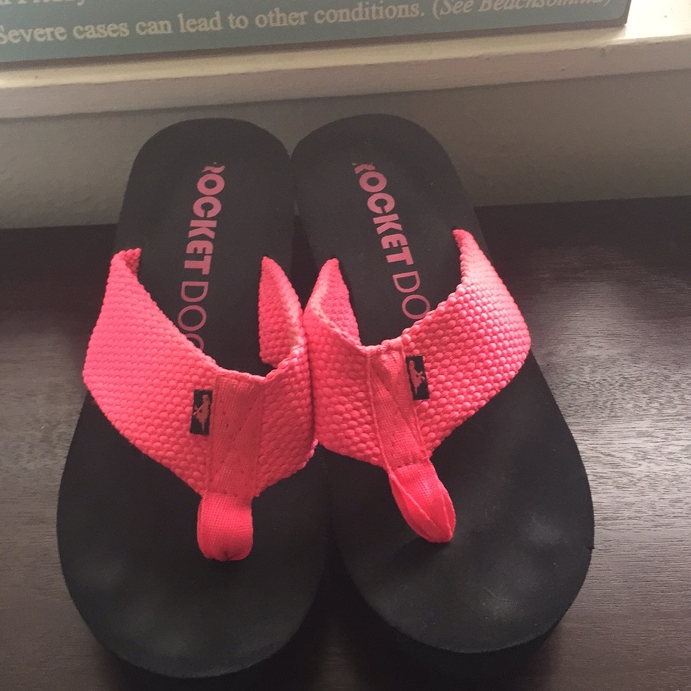 Rocket Dog hot pink and black flip flops